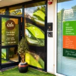 Wejście do salonu ISLA Massage & Spa
