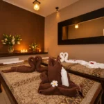 Dwa łóżka do masażu w pokoju ISLA Massage & Spa
