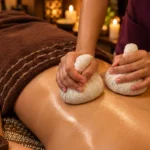 Masaż stemplami ziołowymi wykonywany w ISLA Massage & Spa Warszawa