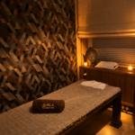 Łóżko do masażu w nastrojowym gabinecie ISLA Massage & Spa